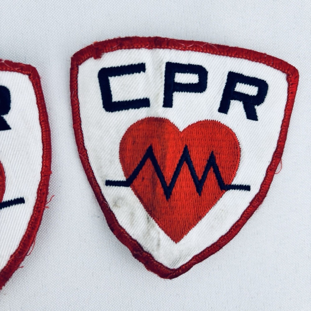 Lot Of 2 Vintage - Medical Embroidered Uniform Patch Sew / Iron On CPR Shield - Picture 3 of 6